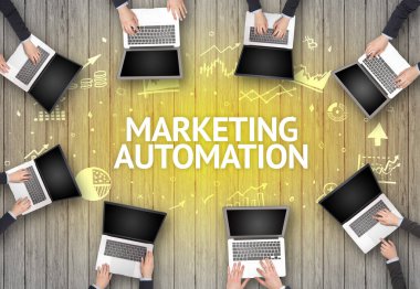 Bir Ofiste Çalışan Meşgul İnsanlar Grubu MARKETING AUTOMATION yazıtları, başarılı iş konsepti