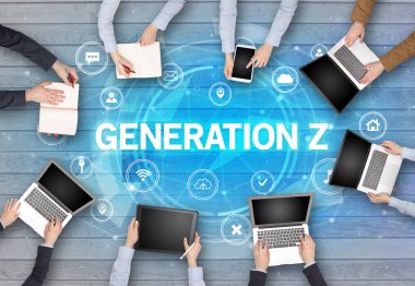 GENERATION Z insciption, sosyal ağ konsepti ile toplantı yapan bir grup insan