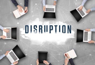 DISRUPTION ile toplantı yapan bir grup insan, web güvenlik kavramı
