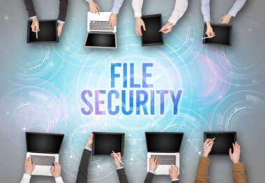 Bir dizüstü bilgisayarı olan bir grup insan. Dosya Güvenliği eğitimi, web güvenliği kavramı.