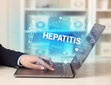 HEPATITIS yazıtları ile sağlık kontrolü yapan doktor tıbbi test sonuçlarını kaydediyor.