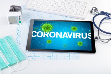 CORONAVIRUS yazıtları, mikrobiyoloji kavramına sahip bir tabletin yakın görüntüsü
