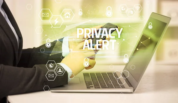 プライバシーノートパソコン上のAlert碑文 インターネットセキュリティとデータ保護の概念 ブロックチェーンとサイバーセキュリティ — ストック写真