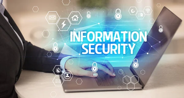 情報ノートパソコン インターネットセキュリティとデータ保護の概念 ブロックチェーンとサイバーセキュリティに関するセキュリティの碑文 — ストック写真
