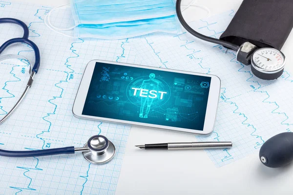 Tablet Herramientas Médicas Con Inscripción Test Concepto Coronavirus — Foto de Stock