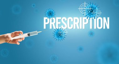 Doktorların yakın plan görüntüsü beyaz bir eldiven içinde, üzerinde prescRIPTION yazıları, koronavirüs panzehiri konsepti olan bir şırınga taşıyor.