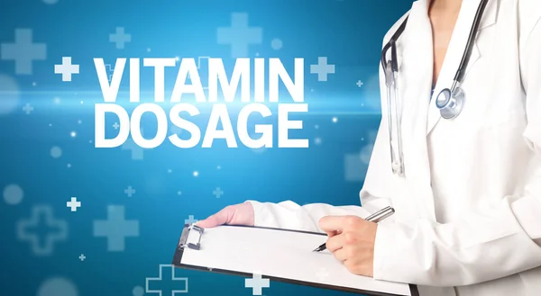 Arzt Schreibt Notizen Auf Klemmbrett Mit Vitamin Dosage Aufschrift Erste — Stockfoto