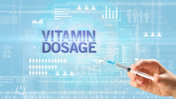 医生的特写镜头 手拿着一个装有Vitamin Dosage题词 医疗保健和医疗理念的白色手套注射器 — 图库照片