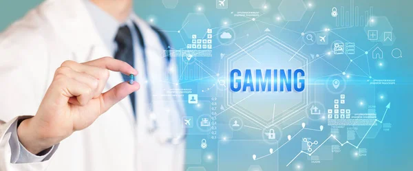 Lekarz Daje Pigułkę Napisem Gaming Koncepcja Nowego Rozwiązania Technologicznego — Zdjęcie stockowe