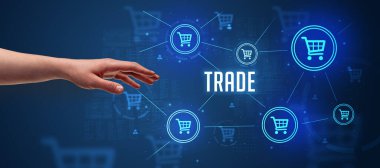 TRADE yazıtlarına işaret eden kırpılmış ellerin yakın çekimi, çevrimiçi alışveriş kavramı
