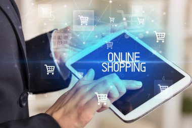 Genç kişi, Online Alışveriş Yazıtı ile çevrimiçi alışveriş uygulaması üzerinden alışveriş yapıyor