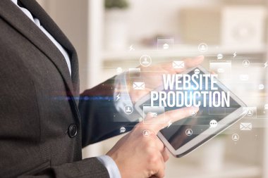 Web Sitesi Prodüksiyon Yazıtı, modern teknoloji kavramını araştıran bir tabletin yakın plan görüntüsü