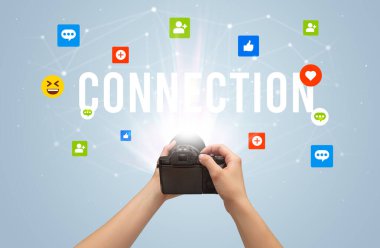 Kamera kullanarak sosyal medya içeriğini görüntülemek için CONNECTION yazıtları, sosyal medya içeriği kavramı