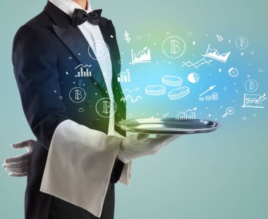 Smokinli yakışıklı garson tepside ikon taşıyor. Küresel piyasa konsepti.