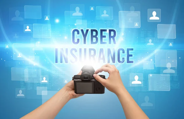 Close Câmera Mão Com Inscrição Cyber Insurance Conceito Vigilância Por — Fotografia de Stock