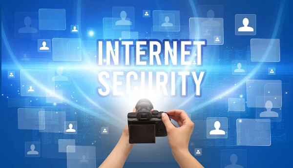 Close Van Handcamera Met Internet Security Inscriptie Videobewakingsconcept — Stockfoto
