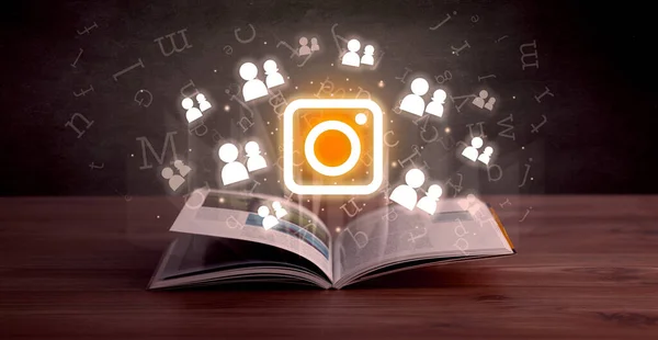 Offenes Buch Mit Kamera Symbolen Oben Konzept Für Soziale Netzwerke — Stockfoto