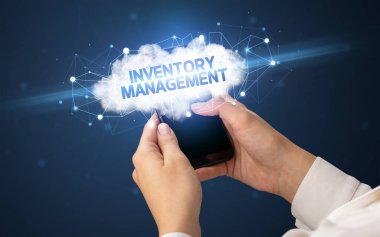 Dişi el akıllı telefona dokunuyor InVENTORY MANAGEMENT yazıtları, bulut iş konsepti