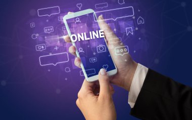 Akıllı telefondan kadın eli yazma ONLINE yazması, sosyal medya kavramı