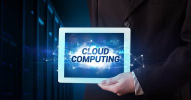 Tablet üzerinde çalışan genç iş adamı ve yazıyı gösteriyor: CLOUD Bilgisayarcılık
