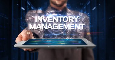 Tablet üzerinde çalışan genç iş adamı ve yazıyı gösteriyor: MÜZİK, iş konsepti