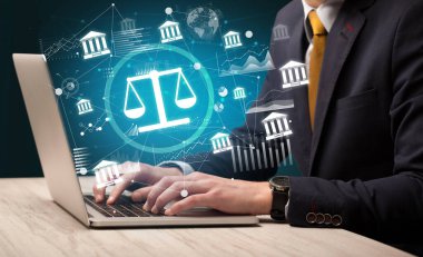 Bilgisayarda çalışan iş adamı ekrandan bilanço simgeleri çıkıyor, başarılı iş konsepti