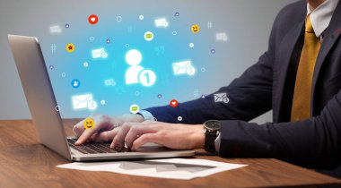 Ekrandan gelen arkadaşlık isteği simgeleriyle sosyal medyada el sörfü, ağ oluşturma kavramı