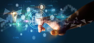 Multimedya dokunmatik ekran fütüristik kavram üzerinde işadamı el ile faks sembolü basıyor