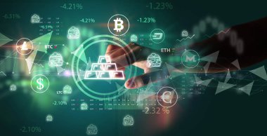 İş adamı multimedya dokunmatik ekran fütüristik kavram üzerinde altın külçeleri iterek elini