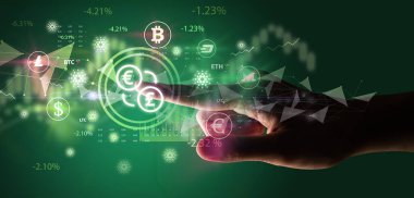 Multimedya dokunmatik ekran fütüristik kavramı üzerinde iş adamı el sıkışması simgesi