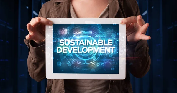 Jovem Empresário Que Trabalha Tablet Mostra Inscrição Desenvolvimento Sustentável Conceito — Fotografia de Stock