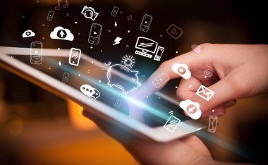 Elle çizilmiş domuz kumbarası ikonlarıyla bir dokunmatik ekran yakın plan, dijital dönem konsepti