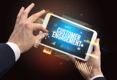 CUSTOMER ENGAGEMENT yazıt, modern iş konsepti ile el ele tutuşmalar