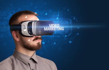 Sanal gerçeklik gözlüklerine bakan iş adamı. Video pazarlama yazıtları, sosyal ağ konsepti.