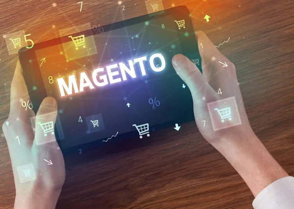 Magentoの碑文 オンラインショッピングの概念を持つ手を保持するタブレットのクローズアップ — ストック写真