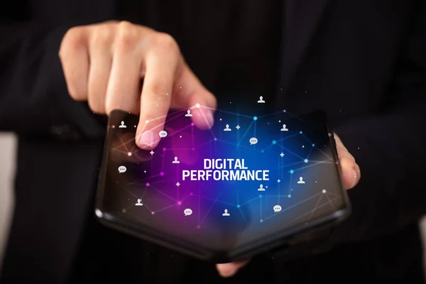 Empresário Segurando Smartphone Dobrável Com Inscrição Digital Performance Novo Conceito — Fotografia de Stock