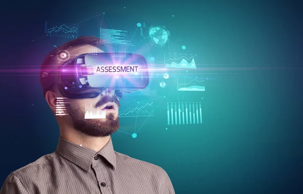 Hombre Negocios Mirando Través Gafas Realidad Virtual Con Inscripción Evaluación — Foto de Stock