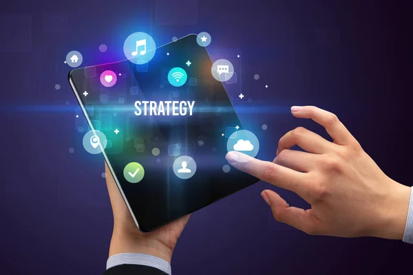Empresário Segurando Smartphone Dobrável Com Inscrição Estratégia Conceito Mídia Social — Fotografia de Stock