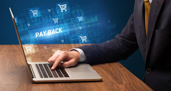 Geschäftsmann Arbeitet Laptop Mit Payback Beschriftung Online Shopping Konzept — Stockfoto