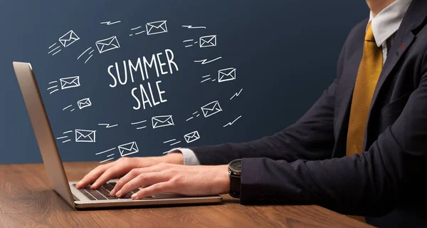 Geschäftsmann Arbeitet Laptop Mit Sommerschlussverkauf Aufschrift Online Shopping Konzept — Stockfoto