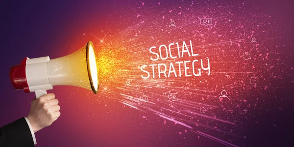 Junge Frau Schreit Lautsprecher Mit Sozialstrategie Aufschrift Social Networking Konzept — Stockfoto