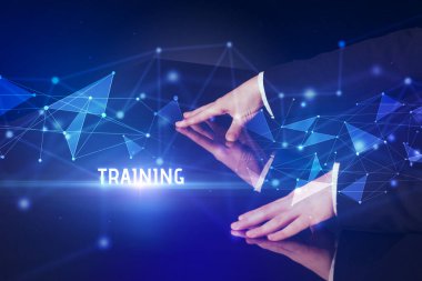 İş adamı büyük ekrana eğitim yazısıyla dokunuyor, modern teknoloji iş konsepti