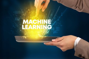 Bir dokunmatik ekran yakın çekim MACHINE öğrenme yazıt, yenilikçi teknoloji konsepti