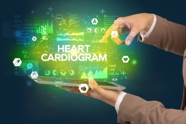 HEART CARDIOGRAM yazıtlı bir dokunmatik ekran, tıbbi konsept