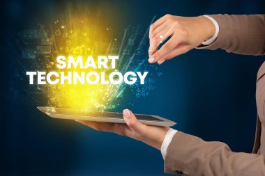 SMART TECHNOLOGY yazıtlı, yenilikçi teknoloji kavramına sahip bir dokunmatik ekran yakın plan