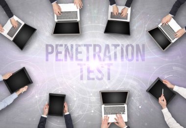 PENETRATION TEST insciption, web güvenlik kavramı olan bir dizüstü bilgisayarın önünde bir grup insan