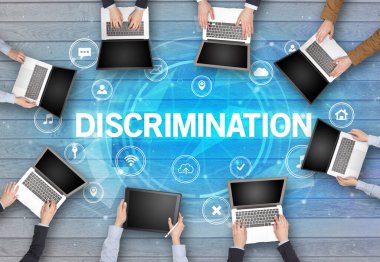 DISCRIMINATION ile toplantı yapan bir grup insan, sosyal ağ konsepti