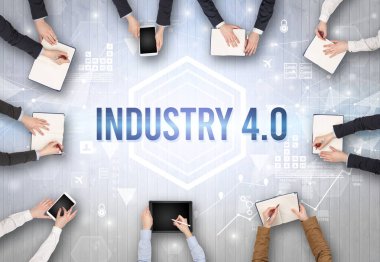 INDUSTRY 4.0 yazıtlı, modern teknoloji kavramına sahip bir ofiste çalışan meşgul insanlar grubu