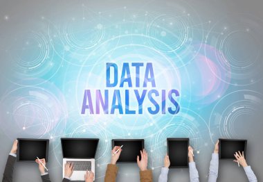 DATA ANALYSIS insciption, web güvenlik kavramı olan bir dizüstü bilgisayarın önünde bir grup insan
