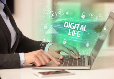 Dizüstü bilgisayar, internet güvenliği ve veri koruma konsepti, engelleme zinciri ve siber güvenlik